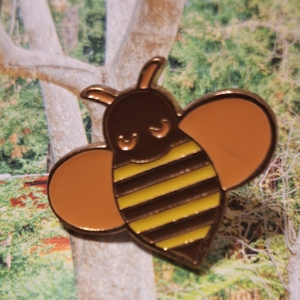 Cute Bee Enamel Pin Gold Heart Bumblebee Brooch Kawaii Lapel Pin Nature Lover - Picture 3 of 5